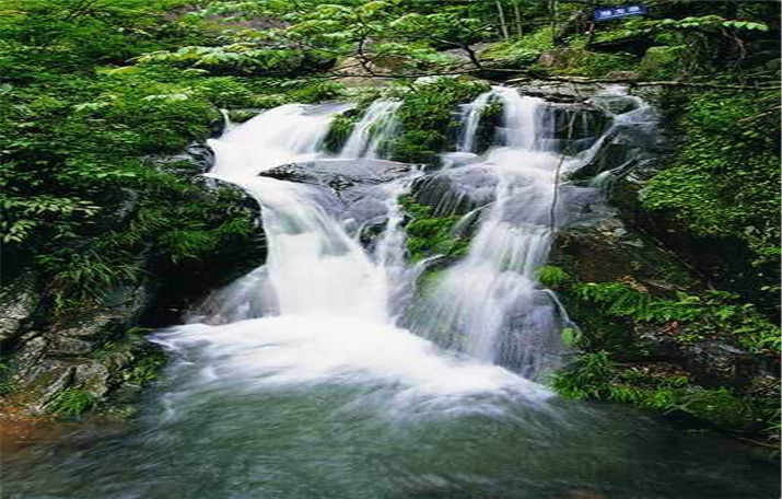 安吉藏龙百瀑、凤凰山玻璃观景台、安吉竹海峡瀑皮筏漂流特惠二日游  （ 门票全含）